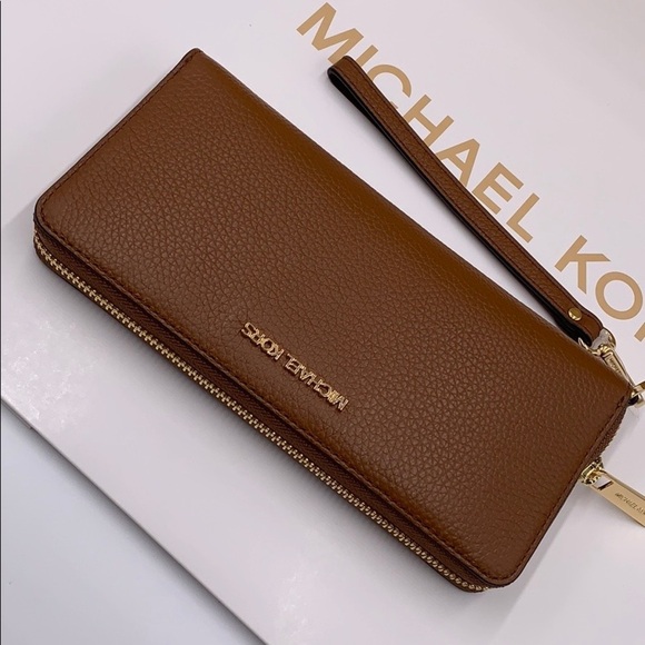 Michael Kors Handbags - MICHAEL KORS Jet Set Travel Continental Zip